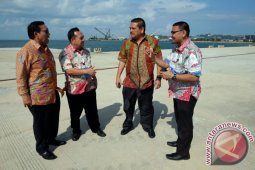 TINJAU PERSIAPAN PELABUHAN PETI KEMAS BATU AMPAR