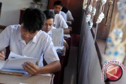 Dua Siswi SMPLB Muntok Ikuti UN