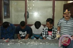 Satpol-PP tangkap empat remaja mabuk di masjid