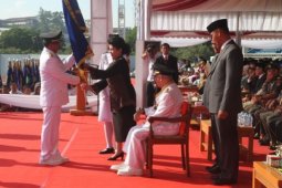 Gubernur Kaltim Serahkan 51 Panji Keberhasilan