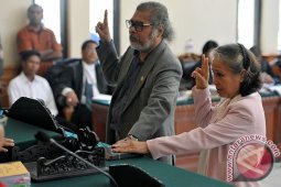 Margriet Bersaksi di Pengadilan