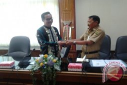 PENYERAHAN CINDERAMATA