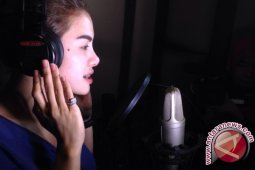 Nikita Mirzani rekaman lagu dangdut koplo