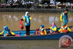 11 Kepala Sekolah Pungut Sampah Sungai Karang Mumus
