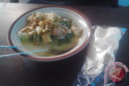 Ada "Bom" Rujak Soto di Pantai Boom