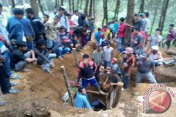 Petugas Evakuasi Dua Jasad Penambang Emas