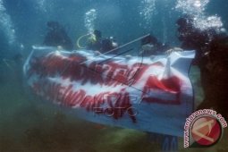 Penyelam Bentangkan Spanduk #KamiTidakTakut di Laut Situbondo