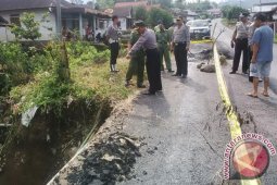 Jalan lintas provinsi nyaris putus akibat longsor