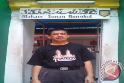 Romantis Religius di Makam Sunan Bungkul