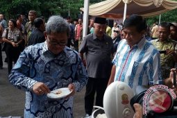 Gubernur Jabar Uji Kualitas Beras Rastra