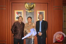 Dishubkominfo Bangka Tengah Terima Bantuan Mobil Pustika