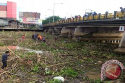 Satpolair Banjarmasin Bersihkan Sampah Ganggu "lalin" Sungai