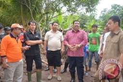 Bupati Agus Bawakan 2 Ton Beras Dan 5.000 Sak Semen Untuk Korban Banjir Bandang