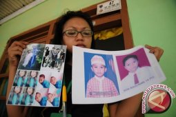 Para orang tua yang mencari anak karena Gafatar