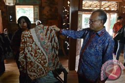 Komisioner Otoritas Jasa Keuangan Kunjungi UMKM