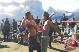 Tari Ujung Hibur Wisatawan Erupsi Bromo