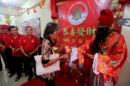 Bagikan Angpao Imlek