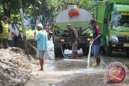 BPBD Tulungagung Bersihkan Lumpur Sisa Banjir Bandang