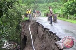 Warga Magetan Bangun Jembatan Darurat