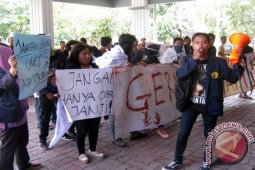 Mahasiswa Unej Demo Tuntut Transparansi "KKN"