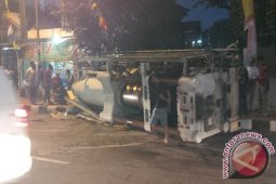 Kontainer Berbobot 30 Ton Terguling Di Bekasi