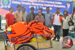 Saefuddin Zuhri Bantu Peralatan Pungut Sampah SKM
