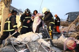 130 orang masih terjebak di reruntuhan usai gempa Taiwan