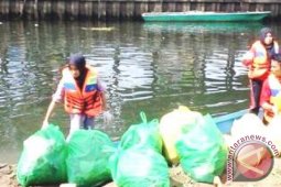 Puluhan Mahasiswa dan Dekan Peduli Karang Mumus
