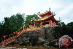 Klenteng di Atas Batu Karang