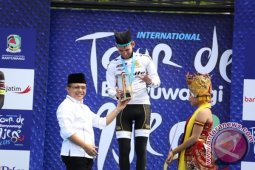 Bupati Anas Bantu Warga Bersihkan Luapan Air