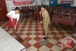 SEKOLAH DILIBURKAN PASCA BANJIR