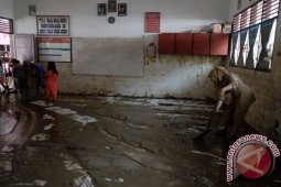 SEKOLAH DILIBURKAN DAMPAK BANJIR