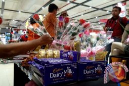 Petugas Razia Olahan Cokelat Antisipasi Kedaluwarsa