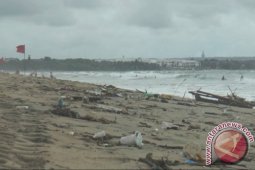 Pantai Kuta Dipenuhi Sampah Kiriman