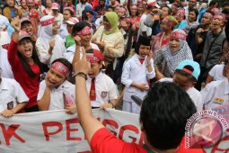 UNJUK RASA MASYARAKAT PINGGIR REL