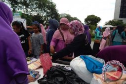 Tebar Gratis 200 Jilbab di Car Free Day