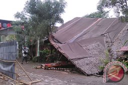 Sebuah Restoran Di Bekasi Ambruk Diterjang Angin