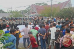 Ratusan Massa Minta Proses Pilkada Simalungun Dihentikan