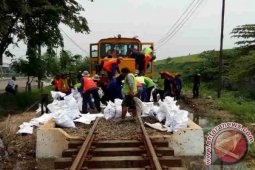 Enam Perjalanan KA Dibatalkan Akibat Banjir Porong