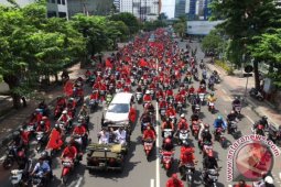 Ribuan Kader PDIP Surabaya Arak-Arakan Pelantikan Risma-Whisnu