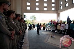 Pemuda Penajam Sumbang Koin Protes Pemadaman Listrik