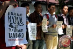 Aksi Sidang Pembunuhan Salim Kancil