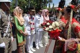 Ribuan Warga Sambut Kedatangan Pasangan Bupati Trenggalek