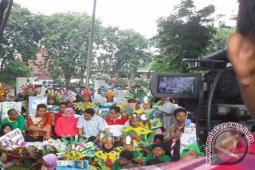 Risma Imbau Warga Surabaya Kurangi Penggunaan Plastik