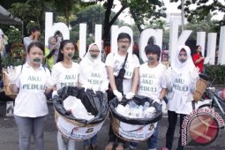 Mahasiswa Ubaya Punguti Sampah Sambut HPSN