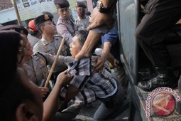 Aksi Tuntut Perbaikan Jalan