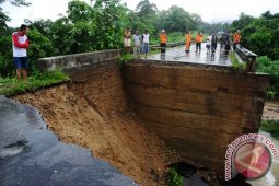 Jembatan Ambruk Diterjang Banjir
