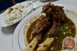 Lezatnya Sop Konro Daeng Ani di Surabaya