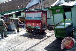 Satpol PP Kediri Angkut Gerobak Pedagang