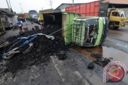 TRUK BATU BARA TERBALIK